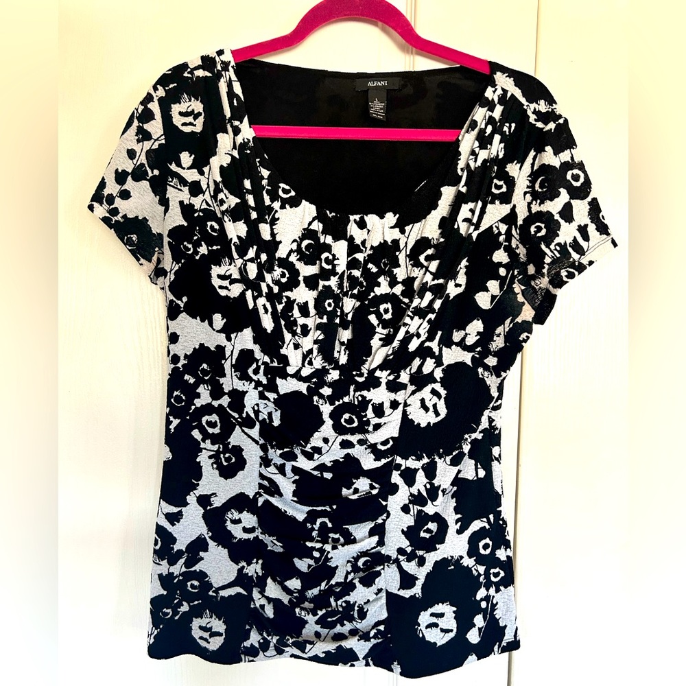 Alfani black & white top. Has runching in the front middle. Size large